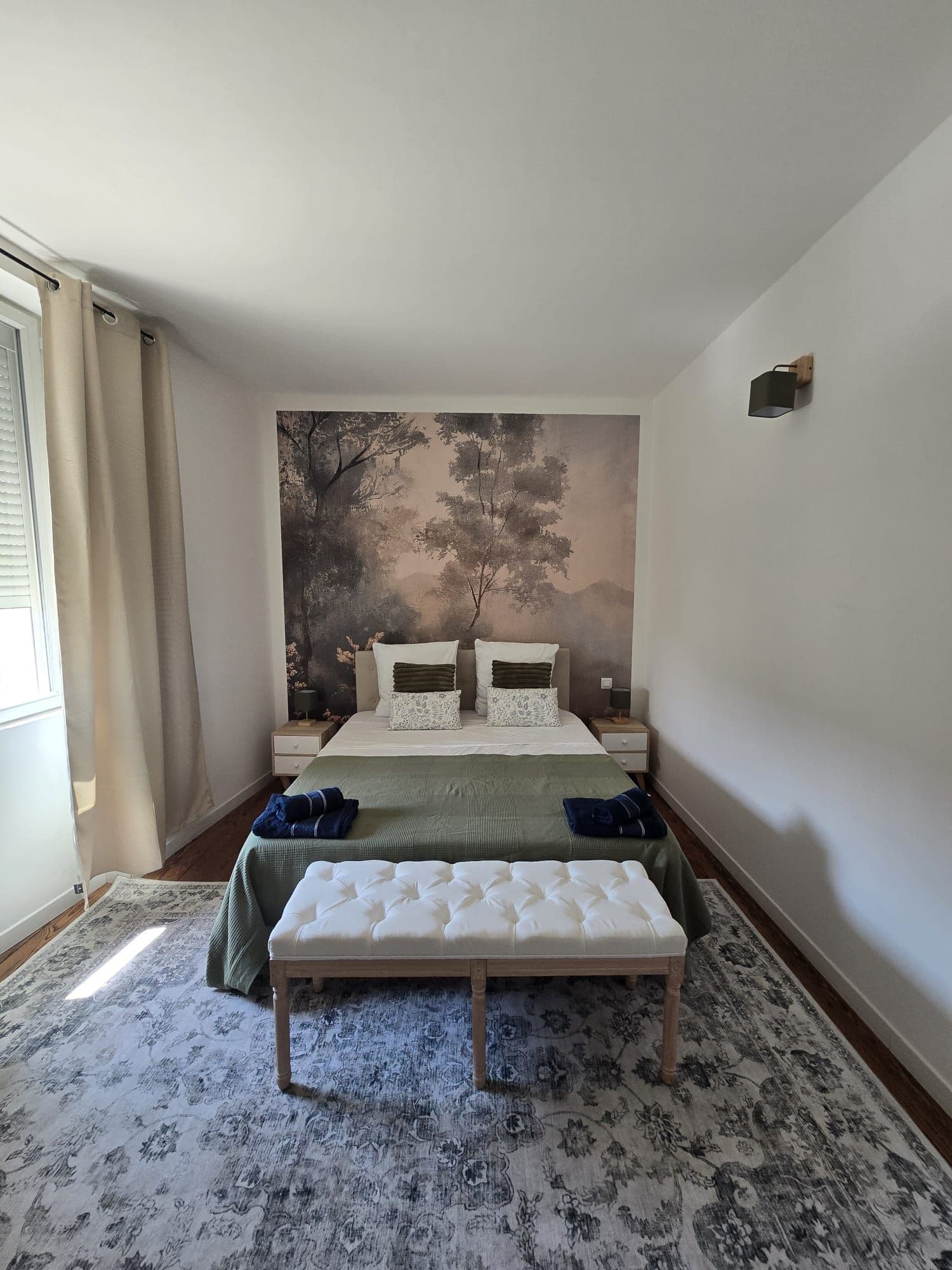 Chambre préparée entre deux locations, lit refait et linge disposé