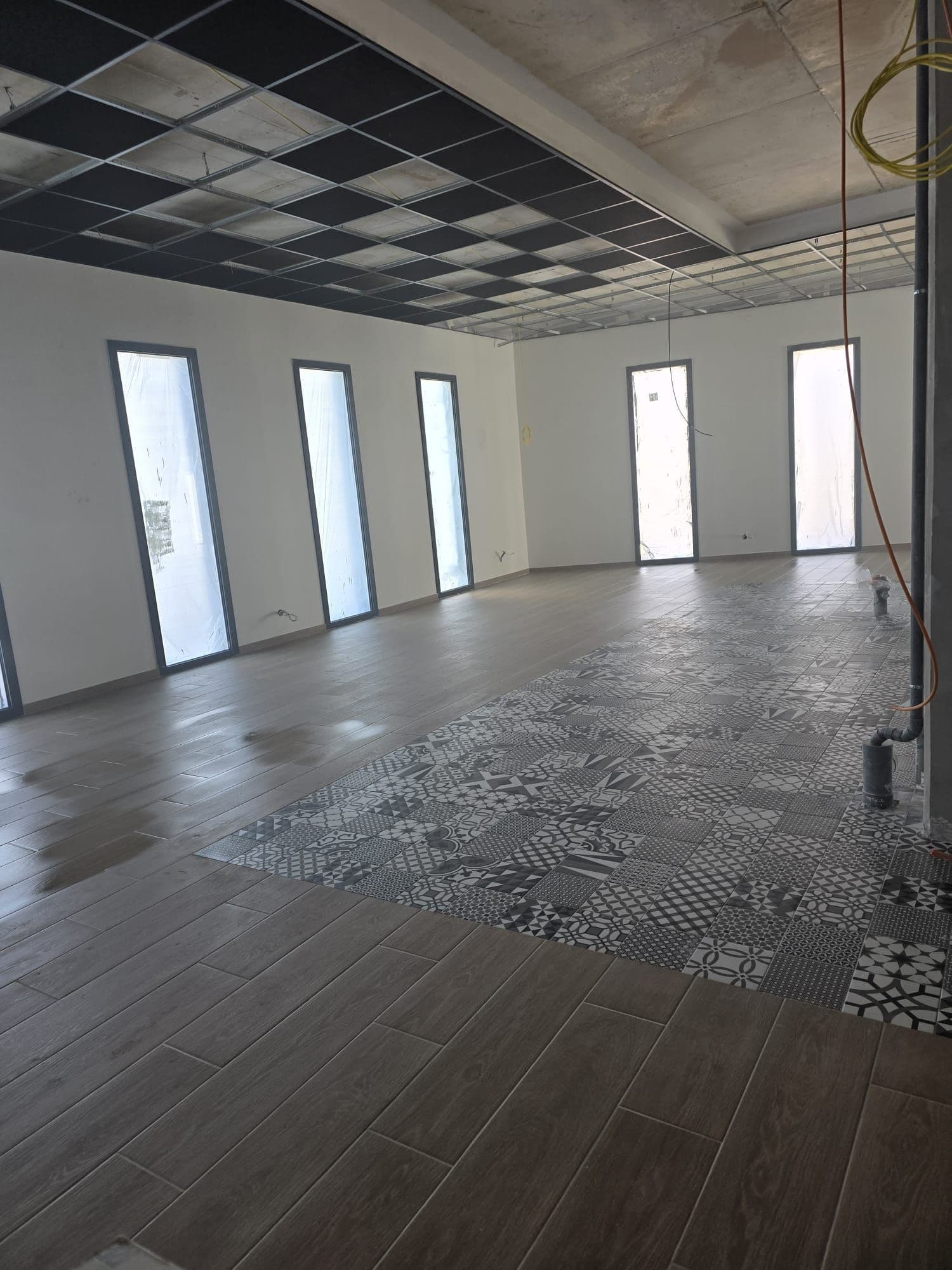 Le même plateau nettoyé, la frise de carreaux de ciment redevenue lisible